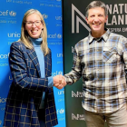 Xabier Ajona, director general de Naturland i Míriam Moreno, vicepresidenta d’UNICEF Andorra, després de la signatura de l’acord.