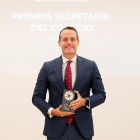 El secretari general del grup Andbank, Pablo García Montañés, amb el premi.