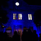 La façana de la casa comuna coberta de blau.