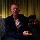 L'escriptor català Àlex Garrido amb el premi Fiter i Rossell.