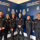 L'agent de la policia d'Andorra amb el personal del cos espanyol durant la formació.