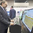 El rector de la Universitat d'Andorra, Juli Minoves, jugant al Saló del Videojoc.