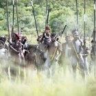 Durant les celebracions, els homes Dani es pinten el cos i adornen el cap amb plomes d'ocells.