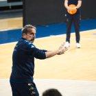 Joan Plaza dona instruccions a l’entrenament.
