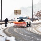 Una màquina llevaneus a la carretera.