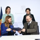 Helena Mas i Juli Minoves, en la signatura del conveni.