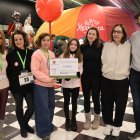 La consellera del Social, Eva Ramos; el cònsol major, Cerni Cairat; la cònsol menor, Sofia Cortesao amb les voluntàries de Polseres Candela