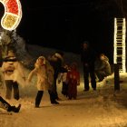 Un grup visitant l’espai de llums.