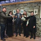 Representants del comú i artistes brindant a Cal Federico.