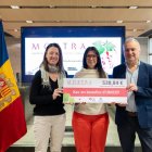 La cònsol major d'Ordino, Maria del Mar Coma, fent entrega del xec als representants d'UNICEF Andorra.