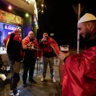 Aficionats albanesos durant la prèvia del partit contra la selecció al Nou Estadi de la FAF a Encamp.