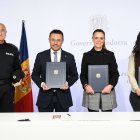 León, Cadena i Fernandes amb el director adjunt de la policia, Antoni Rodríguez, durant la presentació de la nova acció de protecció a les víctimes de violència de gènere.