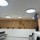 Un operari revisant el sostre de la sala.