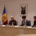 El cònsol major, Sergi González, la consellera de Social, Joventut i Espai Ciutadà d'Andorra la Vella, Maria Nazzaro, i els consellers de la Gent Gran durant el plenari.