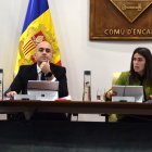 El cònsol menor d'Encamp, Xavier Fernàndez, i la cònsol major, Laura Mas, en sessió de consell de comú.