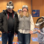 Una família vivint l'experiència immersiva 'Fairy Tales'. La Ciutat dels Contes'.