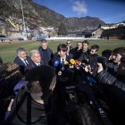El cònsul major d'Andorra la Vella, Sergi González amb Joan Laporta, aquesta tarda a l'Estadi Comunal d'Andorra la Vella