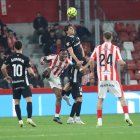 Marc Bombardó lluitant de cap per la pilota amb Otero, jugador de l’Sporting, ahir.