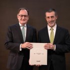 Cornella i Pintat amb el llibre.