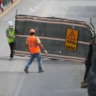 Uns treballadors obren el pas a l’accés a una obra.