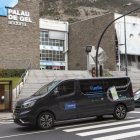El bus a demanda de Canillo davant del Palau de Gel.