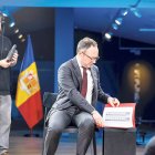 Espot repassant documentació abans de l’inici del programa.