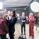 El cap de Govern conversant amb una dona.