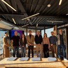 Els joves amb els presidents de la Fundació Bomosa, avui a la Sala Skyline durant la presentació del concurs