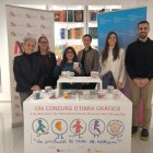 La guanyadora del concurs d'obra gràfica 2025, Esther Coma, amb representants de la Fundació Meritxell, del Museu i de l'AUFARE.