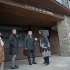 Propietaris d'Ordino abans d'una reunió al comú per les modificacions del POUP