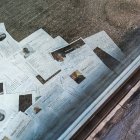 Currículums a la porta d’un hotel en temporada hivernal.