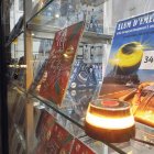 Llum d’emergència V16 en un aparador d’una botiga d’electrònica.