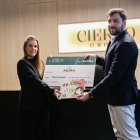 Els responsables de Cierco Business amb el xec de 3.000 euros.
