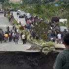 Esfondrament d'una carretera a Indonesia per culpa de les inundacions