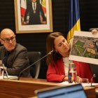 La cònsol major d'Escaldes-Engordany, Rosa Gili, en la sessió de comú ensenyant un mapa del Prat del Roure.