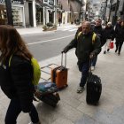 Turistes a l'avinguda Meritxell al novembre.