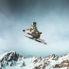 Un esquiador saltant a les pistes de GrandValira