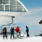 Esquiadors baixant d'un telecadira a Grandvalira aquest matí.