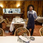 Un dels cambrers, al menjador de La Cuineta