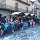 Infants al mercat de Nadal d’Ordino.