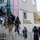 Gent fent cua a Immigració.