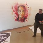 L’artista Christian Guémy fent el retrat de Robert Badinter.