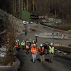 Les autoritats visitant les obres de la desviació de la Massana aquest matí.