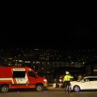 L'ambulància i el camió de bombers i els agents de policia i circulació al lloc de l'accident davant de l'Estadi Comunal.