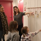 L'artista, Rosa Mujal, i la consellera d'Ordino, Meritxell Rabadà, durant la inauguració de l'exposició 'Un Nadal encapsulat'.