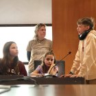 Un alumne de l'escola andorrana fent una proposta.