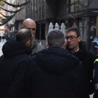 Els consellers conversant amb els agents, ahir.