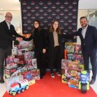 La presidenta del Patronat de Dames de Meritxell, Cristina Cerqueda, amb el director d’operacions de Grup Pyrénées, Octavi Bardera, i el director dels grans magatzems, Josep Maria Charques, durant la donació de material solidari.