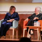 Maria Teresa Segalàs i la secretària general del comú d'Escaldes-Engordany, Sandra Tudó, durant l'acte.