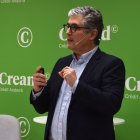 L'economista i escriptor, Fernando Trias de Bes, durant la conferència.